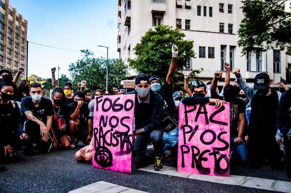 Manifestantes com cartazes contra o racismo estrutural Manifestantes com cartazes contra o racismo estrutural