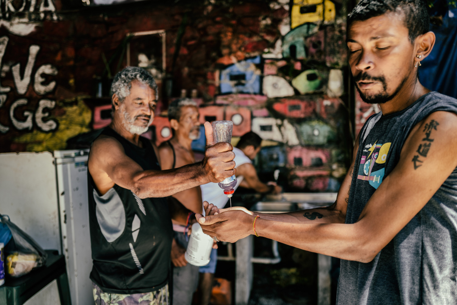 Moradores distribuindo álcool em gel durante a pandemia do Coronavírus Moradores distribuindo álcool em gel durante a pandemia do Coronavírus