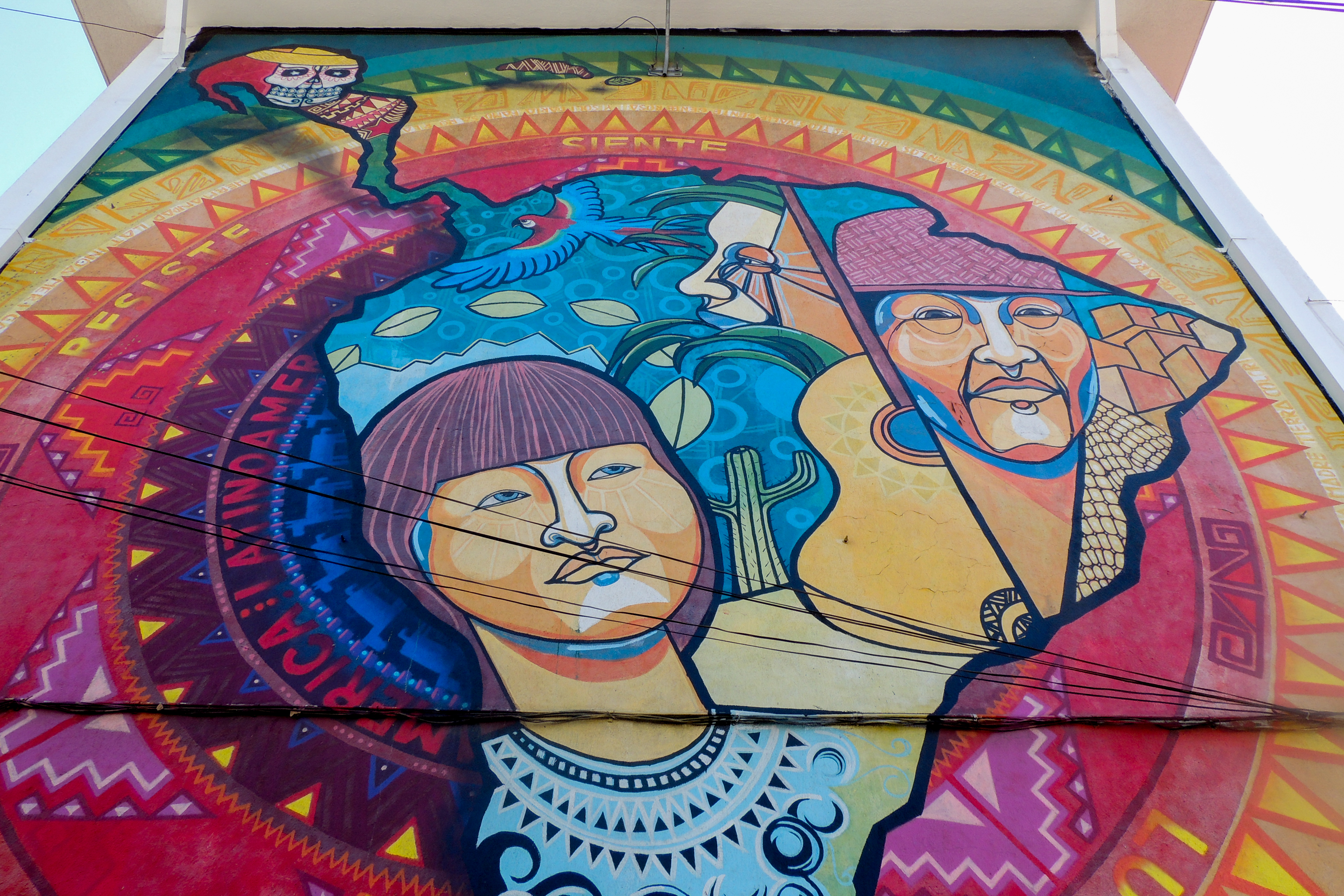 Grafite em homenagem aos povos originários da América Latina no Museo a Cielo Abierto de San Miguel, Chile Grafite em homenagem aos povos originários da América Latina no Museo a Cielo Abierto de San Miguel, Chile
