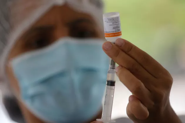 Vacinação drive thru contra a covid-19 em idosos na Universidade Estadual do Rio de Janeiro (UERJ), zona norte do Rio de Janeiro. 25/02/2021. Foto: Tânia Rêgo/Agência Brasil. 