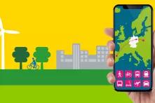 Mão segurando celular ao fundo de uma cidade com carros e transporte publico