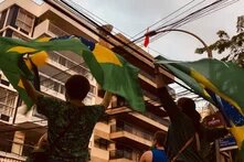 Manifestantes pró Bolsonaro culpam o governo chinês pela Covid no mundo, em manifestação em frente ao consulado geral da China no Rio de Janeiro