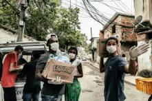 Distribuição de cestas básicas na Cidade de Deus, RJ