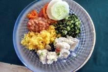 prato de comida saudável com verduras e feijão