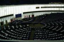 parlamento europeu no escuro e vazio