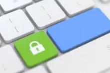 Imagem de um teclado de computador com uma tecla de cadeado e uma tecla azul de espaço.