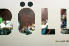 Folder com nome Fundação Heinrich Böll em evento 