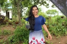 Mulher em quintal agroecológico