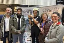 Diretora do filme "Desova" posa com o prêmio do 12º Festival Internacional de Cine Político, com a equipe da Quiprocó Filmes.