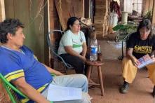 Entrega da cartilha a moradores da Aldeia Jaguapiru, na Terra Indígena de Dourados. 