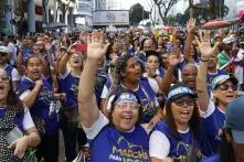 Grupos de fiéis participam da Marcha para Jesus, no Centro do Rio. 