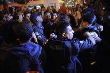 Ativistas políticos participam de uma passeata contra a repressão e a criminalização das manifestações politicas no centro do Rio