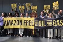 Manifestantes contra a exploração fóssil do planeta