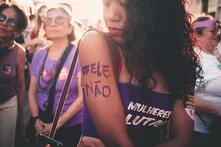 Mulher exibe "Ele Não" pintado no corpo em manifestação no Rio de Janeiro