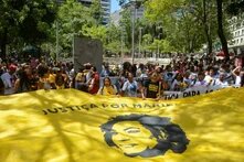 Foto com bandeira amarela escrito Justiça por Marielle