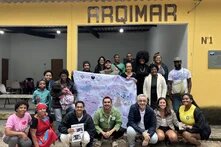 Grupo de quilombolas posa na porta da Associação da Comunidade dos Remanescentes de Quilombo da Ilha da Marambaia