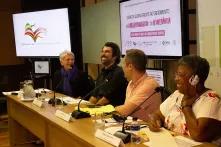 Roda de conversa “Democracia e Liberdade de expressão sob ameaça: desafios globais para o enfrentamento do conservadorismo e da intolerância”, realizada em 2019 pela Fundação Heinrich Böll, em parceria com o BRICS Policy Center, na Semana de Relações Internacionais da PUC – RJ. Da direita para a esquerda: Barbara Unmussig (Fundação Heinrich Böll), Bruno Torturra (Estúdio Fluxo e Boletim do Fim do Mundo), Jesse Levine (Scholars at Risk) e Valdecir Nascimento (Odara Instituto da Mulher Negra)