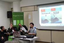 Lançamento do livro “Copa para quem e para quê”, organizado pela Fundação Heinrich Böll, em 2014. O livro trazia três estudos de caso sobre a preparação e realização da Copa do Mundo de Futebol em três países: Brasil, África do Sul e Alemanha. Da esquerda para a direita: Laura Burocco (autora), Thomas Fatheuer e Dawid Bartelt (Fundação Heinrich Böll) e Renato Cosentino (Justiça Global) 