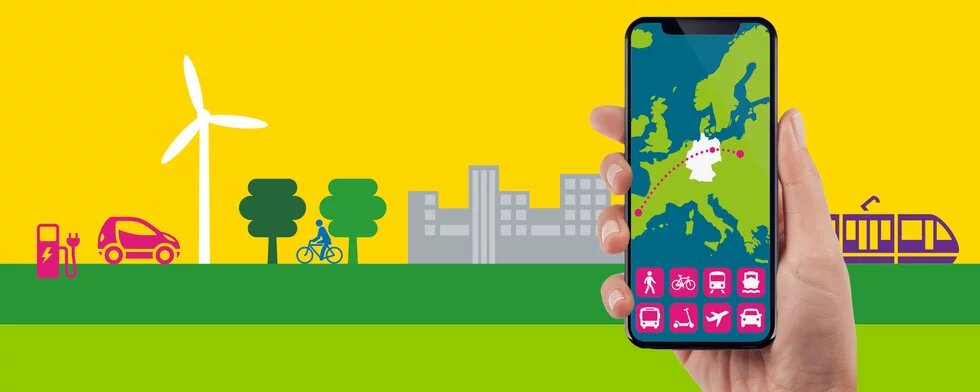 Mão segurando celular ao fundo de uma cidade com carros e transporte publico Mão segurando celular ao fundo de uma cidade com carros e transporte publico