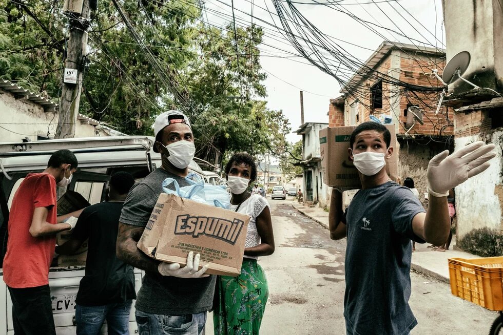 Distribuição de cestas básicas na Cidade de Deus, RJ