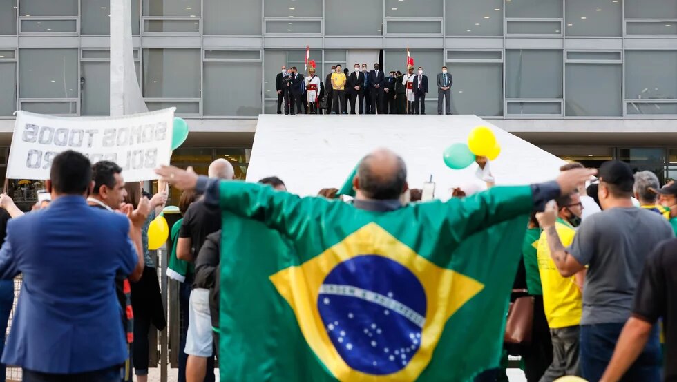 apoiadores bolsonaristas em frente ao Palácio do Planalto