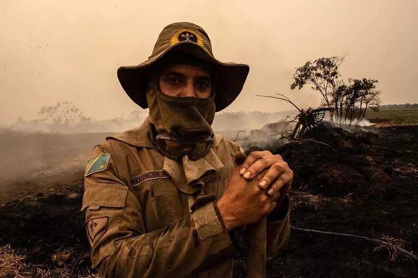 brigadista age contra o fogo no Pantanal