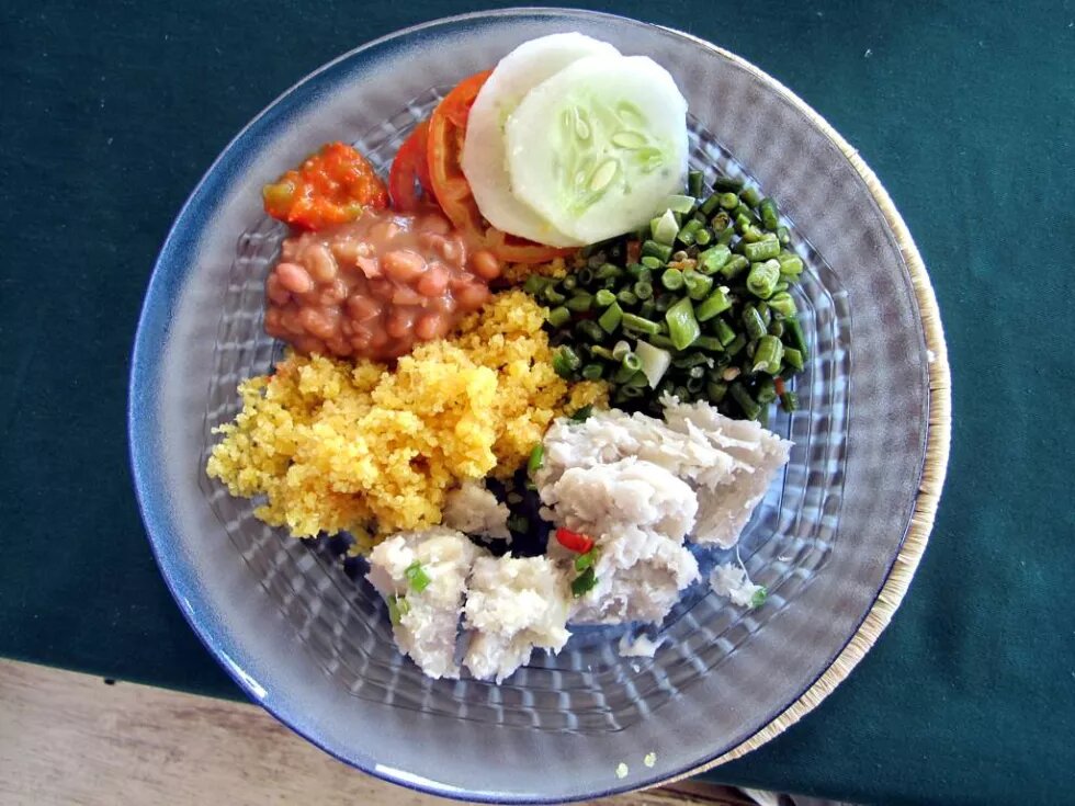 prato de comida saudável com verduras e feijão