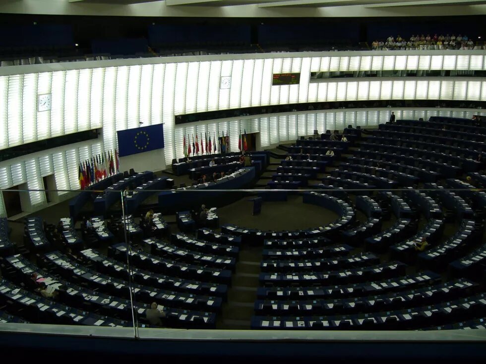 parlamento europeu no escuro e vazio