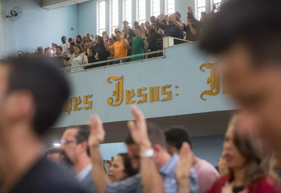 Serviço religioso em igreja cristã