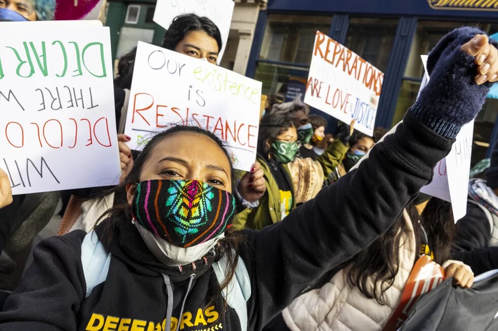 Imagem de protesto por medidas contra as mudanças climáticas durante a COP26, em novembro de 2021, nas ruas de Glasgow, na Escócia.