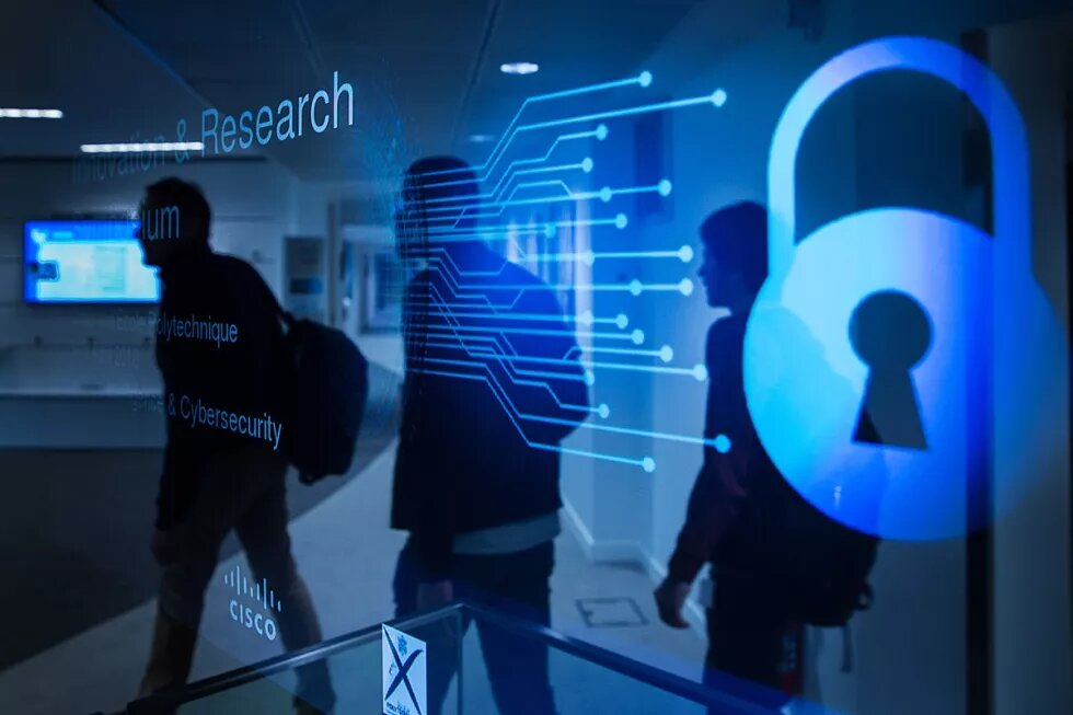 Imagem com o texto "Research" (pesquisa, em língua inglesa) em uma tela em primeiro plao junto com ramificações de códigos e um cadeado. Ao fundo, uma silhueta caminha. Imagem com o texto "Research" (pesquisa, em língua inglesa) em uma tela em primeiro plao junto com ramificações de códigos e um cadeado. Ao fundo, uma silhueta caminha.