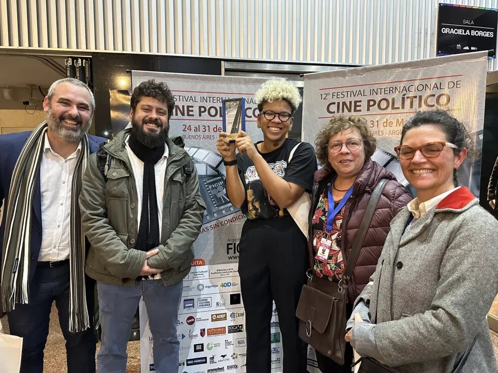 Diretora do filme "Desova" posa com o prêmio do 12º Festival Internacional de Cine Político, com a equipe da Quiprocó Filmes.