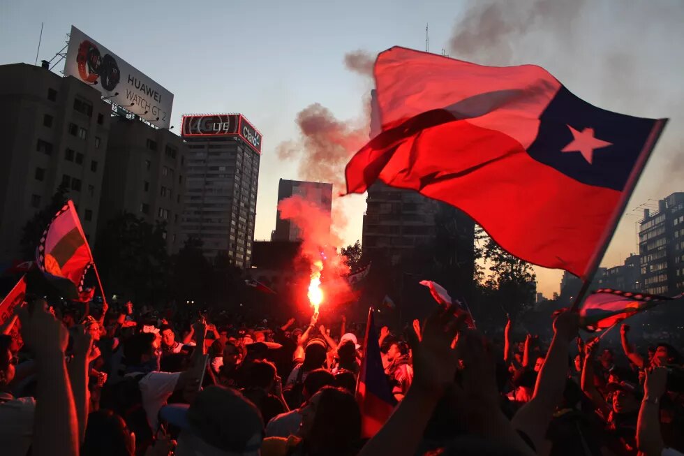 Manifestação na Plaza Italia, Chile, 2019 manifestacion_con_bengala_en_plaza_italia_2019.jpg