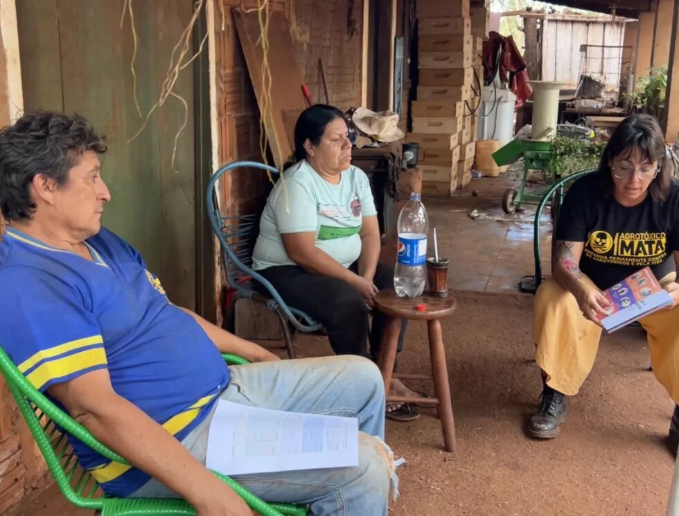 Entrega da cartilha a moradores da Aldeia Jaguapiru, na Terra Indígena de Dourados. 