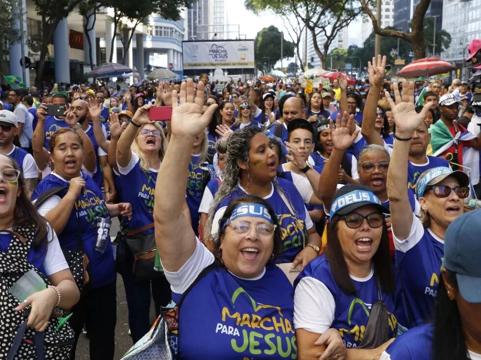 Grupos de fiéis participam da Marcha para Jesus, no Centro do Rio. 