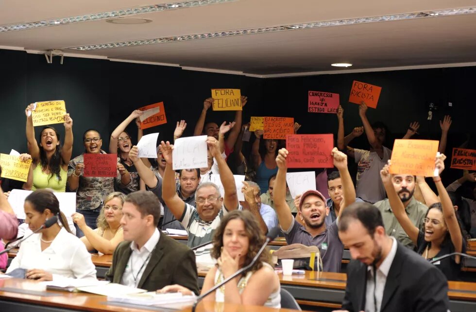 Manifestantes protestam contra a permanência do dep. Pr. Marco Feliciano (PSC-SP) na presidência da CDHM, durante Audiência Pública, 27/03/2013