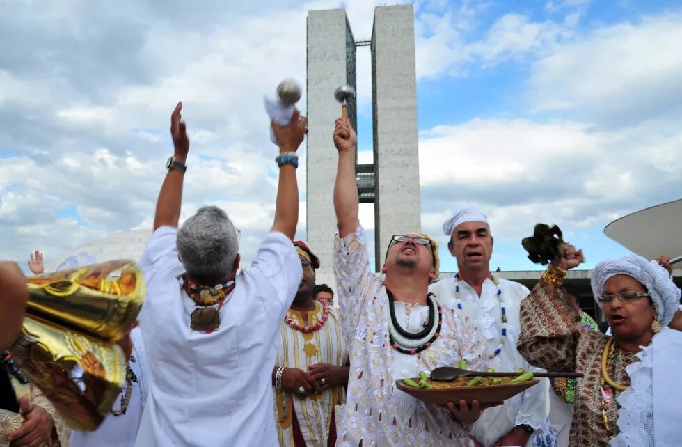 Política de terreiros e política para terreiros: violações, reconhecimento de direitos, espaço público e resistências dos “povos tradicionais de matriz africana”