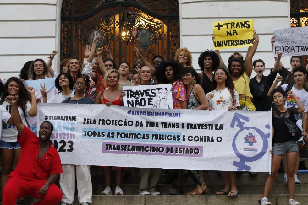 Ato pela Visibilidade Trans e Travesti reúne pessoas em luta contra a transfobia e discriminação em frente à Câmara Municipal, na Cinelândia.