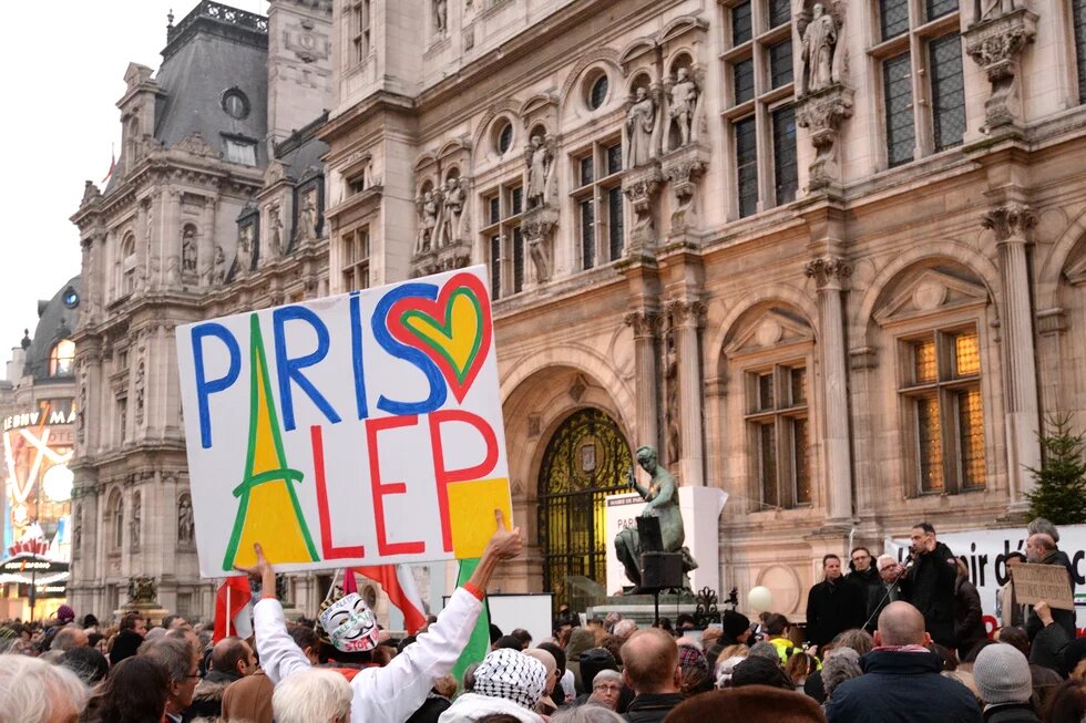 Manifestação em 10 de dezembro na Esplanade de l'Hôtel de Ville, em Paris.