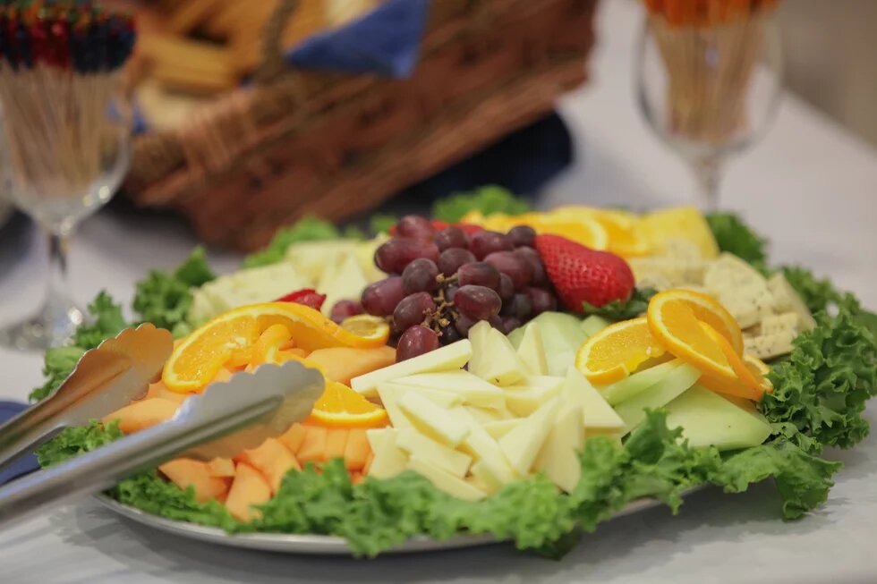 Prato com frutas e saladas