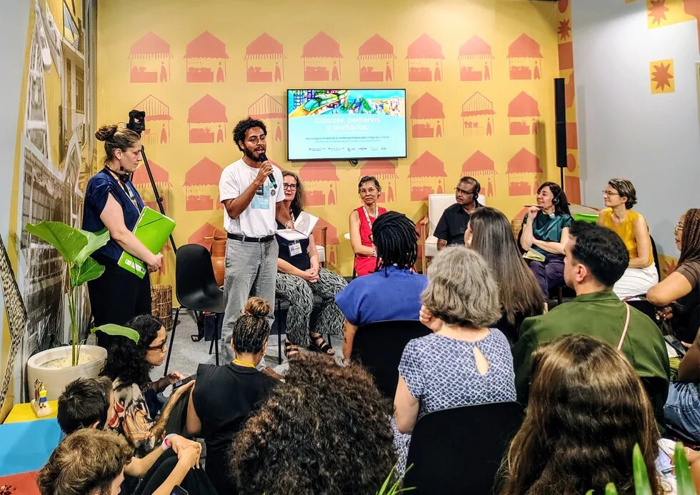 Apresentação do Decodifica no evento Cidades, Periferias e Territórios