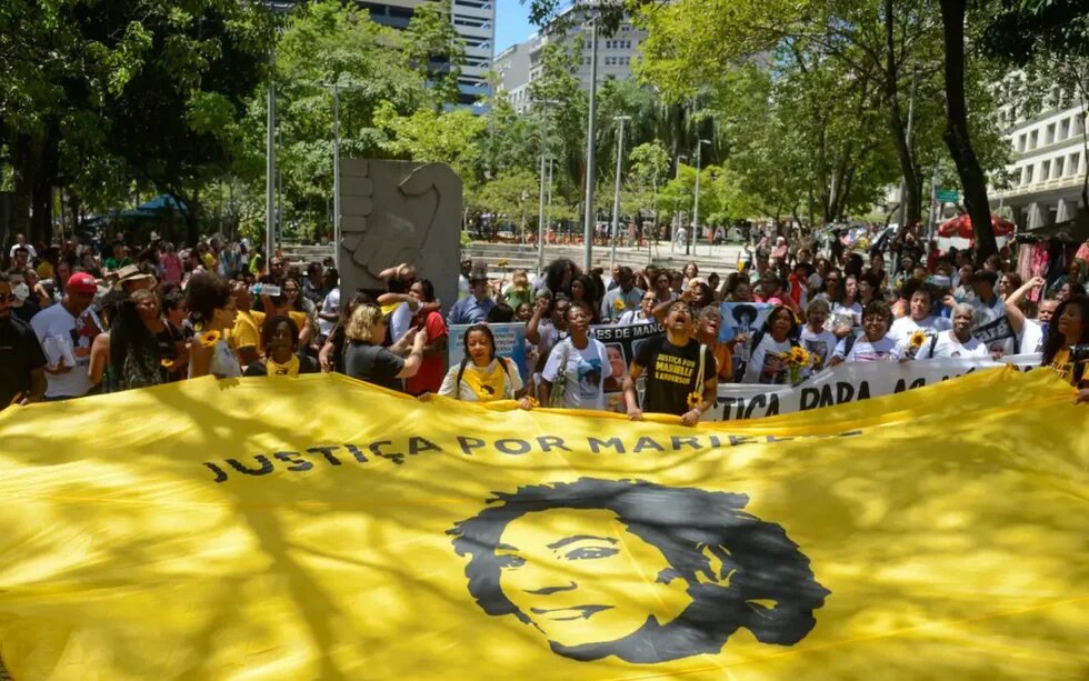 Foto com bandeira amarela escrito Justiça por Marielle