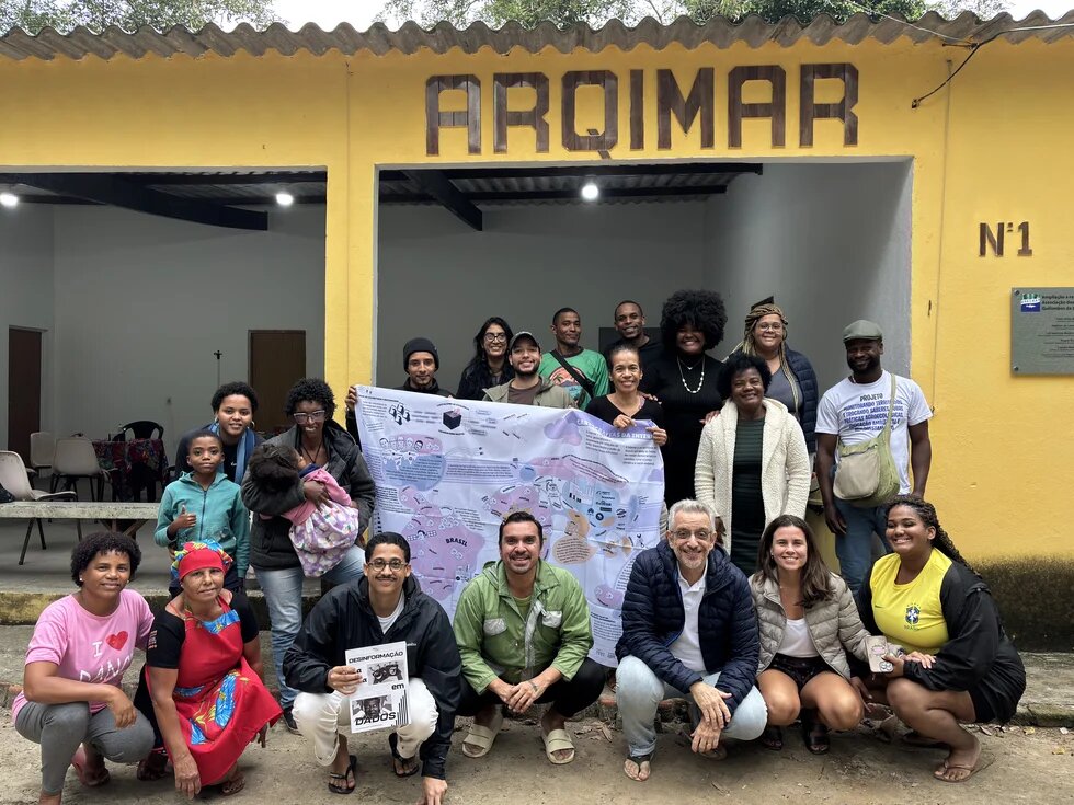 Grupo de quilombolas posa na porta da Associação da Comunidade dos Remanescentes de Quilombo da Ilha da Marambaia