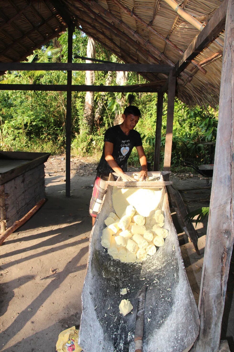 Produção de farinha na Caravana Agroecologica rumo ao III ENA - Tapajós-Arapiuns