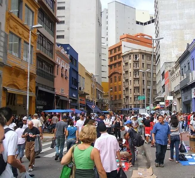 Rua 25 de Março, no distrito da Sé, cidade de São Paulo, Brasil. Rua 25 de Março, no distrito da Sé, cidade de São Paulo, Brasil.