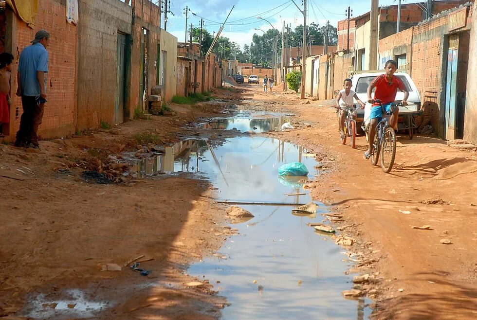 Esgoto a céu aberto na Favela Estrutural, em Brasília