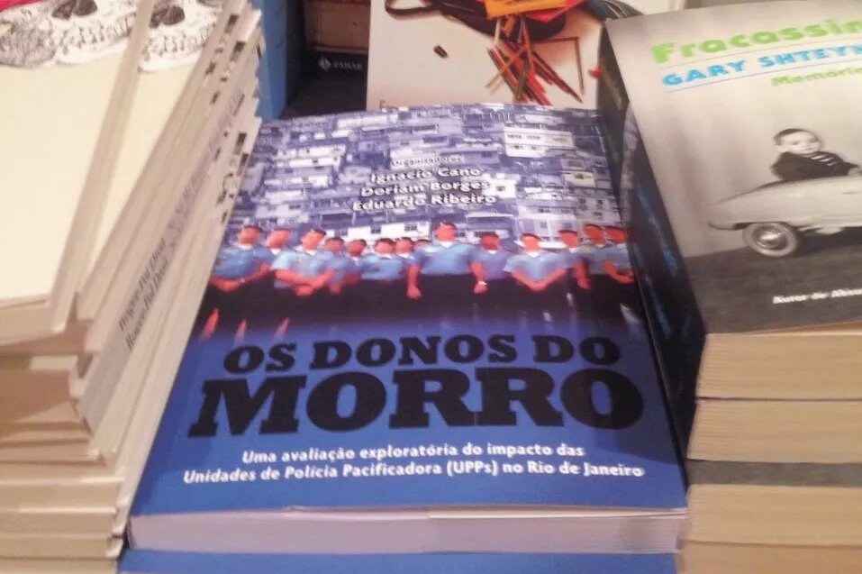 Os donos do morro na Livraria da Travessa