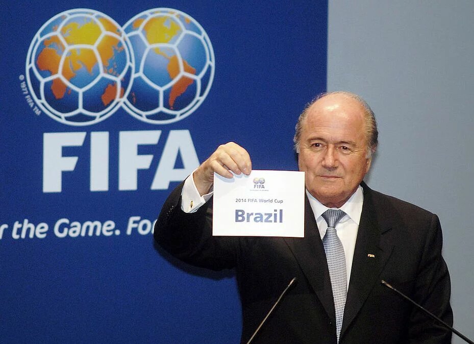 Joseph Blatter Joseph Blatter, então presidente da FIFA, anunciava o Brasil como sede