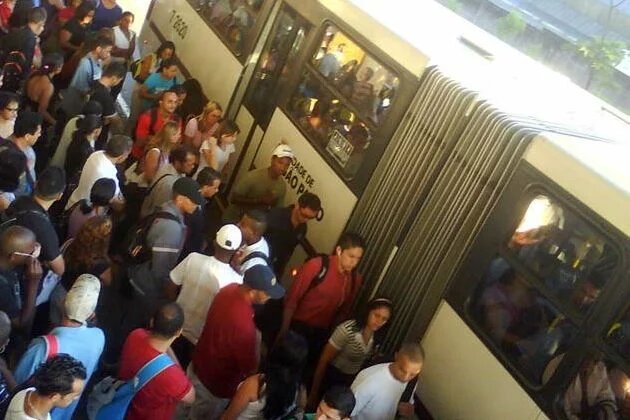 Passageiros esperam ônibus no Terminal Capelinha, São Paulo
