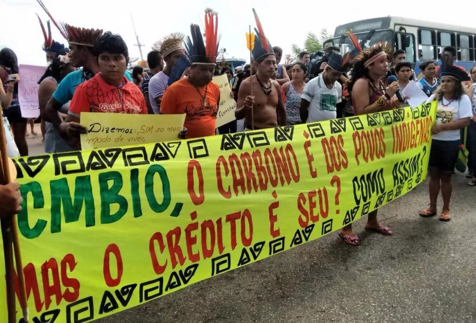 ICMBIO, o carbono é dos indígenas, mas o crédito é seu? Diz faixa de protesto.
